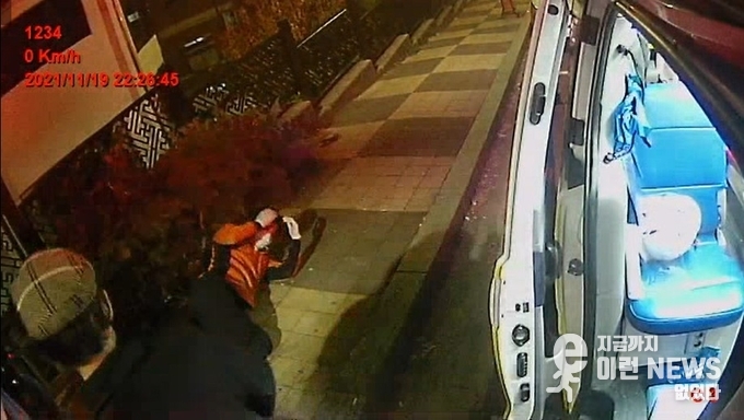 구급대원이 폭행당한후 쓰러져있다