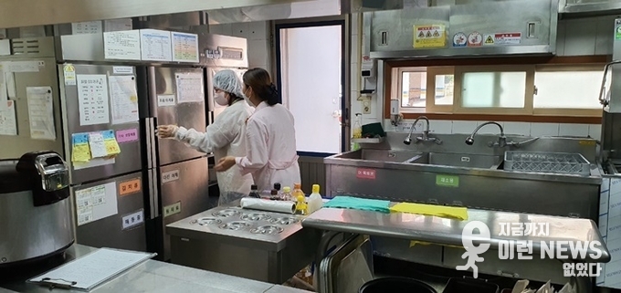 군포시 소비자식품위생감시원이 위생점검 하고 있다