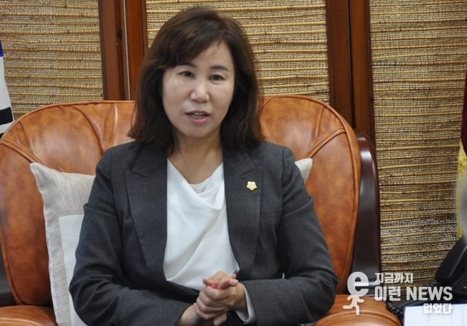 인터뷰 중인 김경희 의장(사진=이런뉴스)