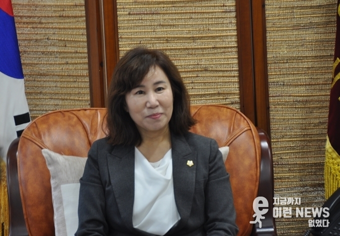 지난25일 화성시의회 김경희 의장이 자유로운 주제로 인터뷰를 진행했다.(사진=이런뉴스)