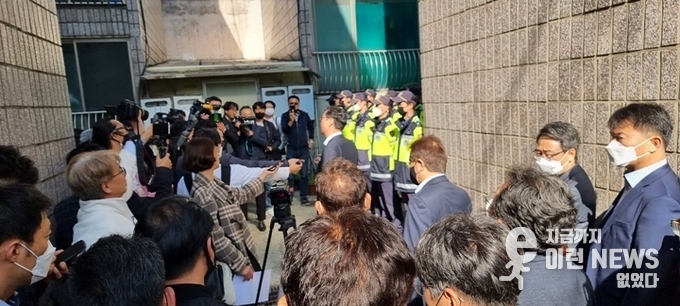 22년 당시 박氏 거주지 앞에서 정명근 화성시장이 입장을 전하고 있다(사진=이런뉴스)