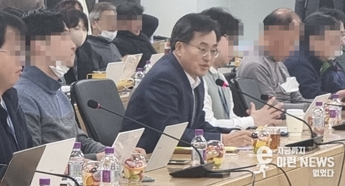 김동연 지사가 주요 현안에 대해 설명하고 있다(사진=이런뉴스)