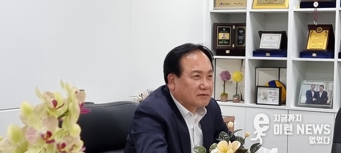 이권재 오산시장 오산언론연대와 차 한잔의 만남에서(사진=이런뉴스)