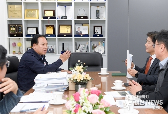 이권재 시장이 한강유역환경청장과 면담을 하고있다.