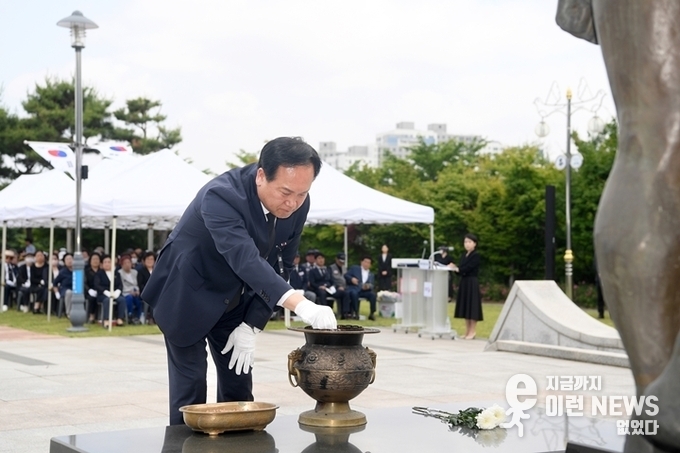 이권재 오산시장이 호국영령의 넋을 기리고 있다(사진=오산시)