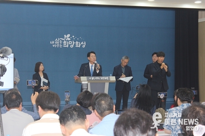 정명근 화성시장이 동탄트램 관련 브리핑을 진행하고 있다.(사진=이런뉴스)