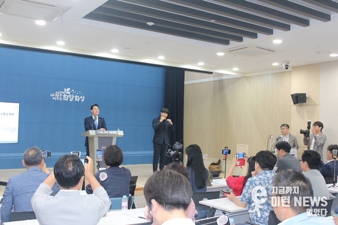 정명근 화성시장이 청년정책 추진 시정브리핑을 진행하고 있다.(사진=이런뉴스)