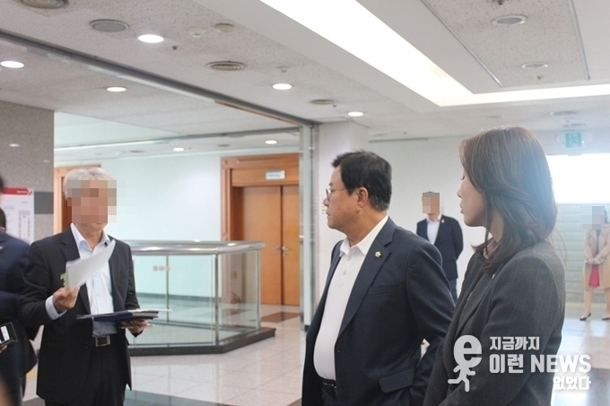 임시회 파행 직후 국힘 의원들 인터뷰 진행 (사진=이런뉴스)