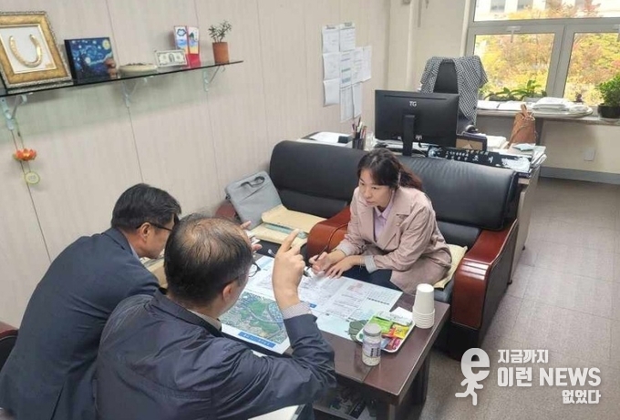 안양시의회 조지영 의원 공원 산책길 안전 대책 마련 간담회 중