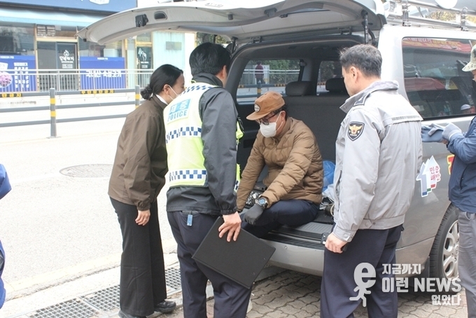 A씨가 일어날 힘도 없이 차 트렁크에 앉아있고 경찰들이 이를 위로하고 있다(사진=이런뉴스)