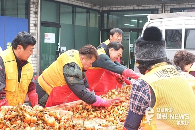 봉사에는 웃음도 함께(사진=이런뉴스)