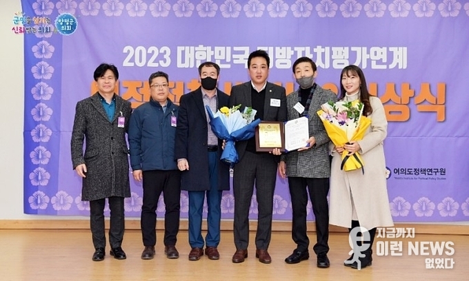황선호 부의장 지인들과 함께 의정정책대상 기초부문 대상 수상 기념사진 한컷(우측 3번째)