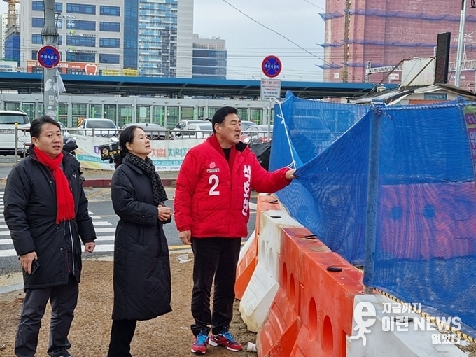 병점역 주변 현장 점검 중인 석호현 예비후보