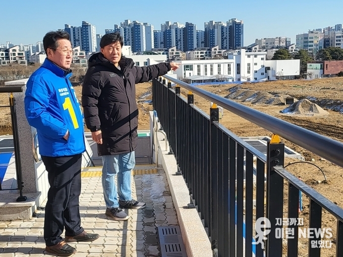 동탄2동 축구장 부지를 찾아 현장을 점검하고 있는 조대현 예비후보자