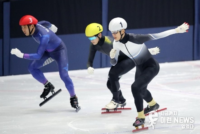 쇼트트랙 1000M 경기에 집중하는 선수들