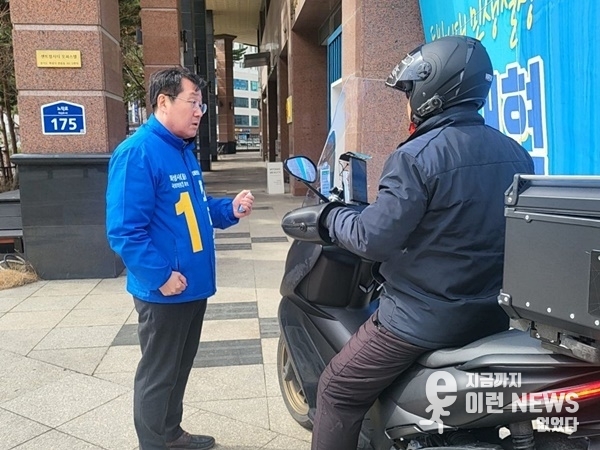 조대현 예비후보가 배달 기사님과 이야기를 나누고 있다