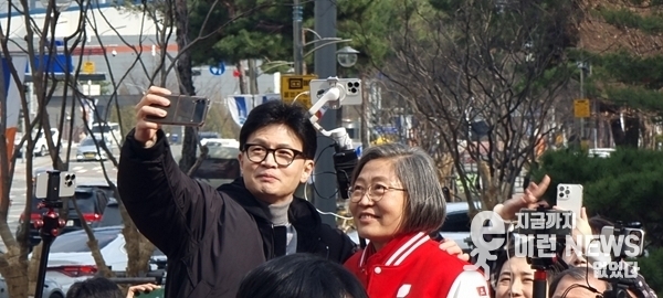 한동훈 국민의힘 비대위원장이 이수정 국민의힘 수원정 후보와 셀카를 찍고있다(사진=이런뉴스)