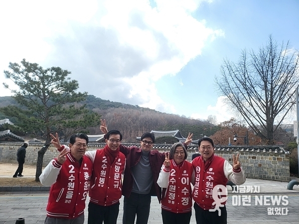 수원시 갑,을,병,정 총선 출마자들과 한동훈 국민의힘 비대위원장이 기념사진을 찍고있다
