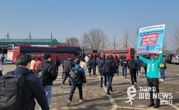 홍성규 진보당 화성시갑 국회의원 후보가 윤석열 정권 심판을 위한 필승카드를 들고있다