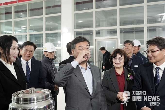 신상진 성남시장이 고도정수처리수를 시음하고 있다