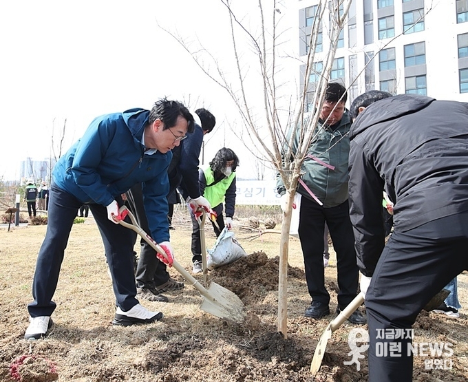 정명근 화성시장이 직접 나무를 심고있다(사진제공=화성시)
