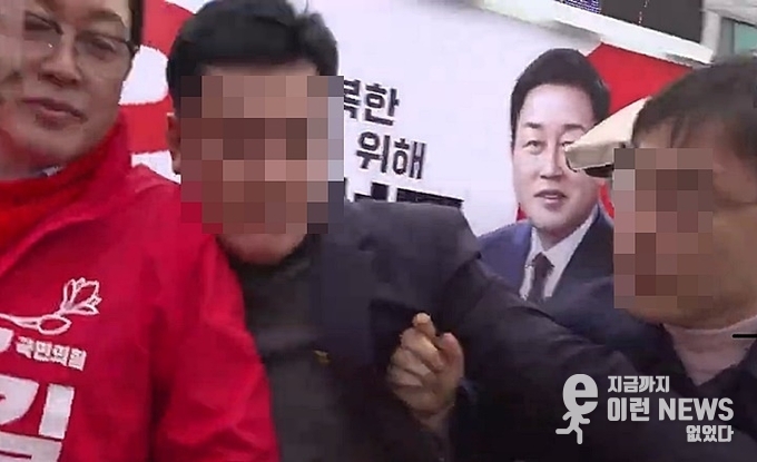 (오른쪽)기자가 계속 접근하자 (가운데) 수행원이 이를 제지하고 있다
