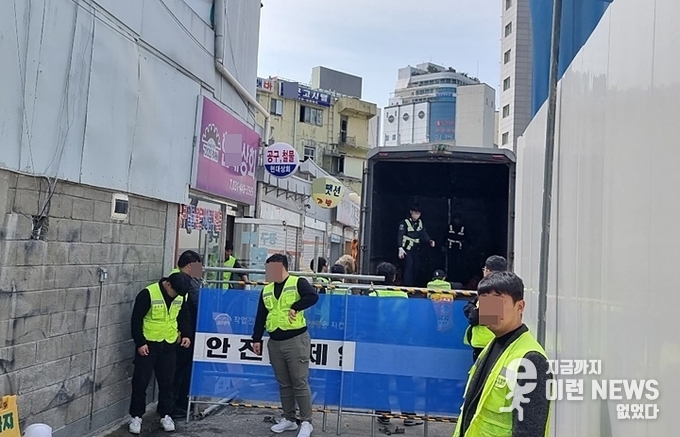 장애물과 철거용역에 막힌 강제집행 현장(사진=이런뉴스)
