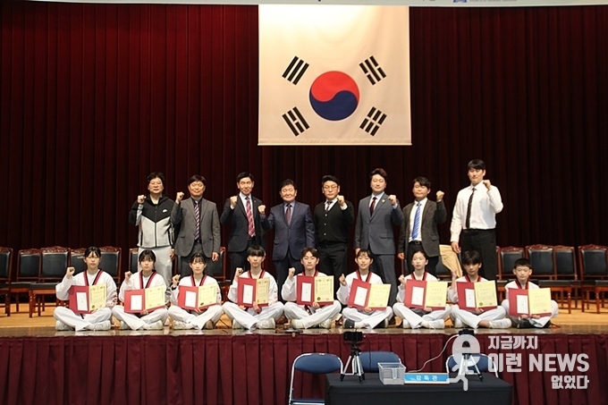 화성시태권도협회 김종옥 회장(위 왼쪽 네번째) 및 관계자들(위) 과 제53회 전국소년체육대회 출전하는 화성시 선수들(아래) 기념사진 (사진=이런뉴스)