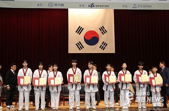 자랑스런 화성시 태권도 꿈나무들 (왼쪽부터)허나빈·전유림·정채연·신예준·박승수·이아림·이루다·김병찬·정은호(사진=이런뉴스)