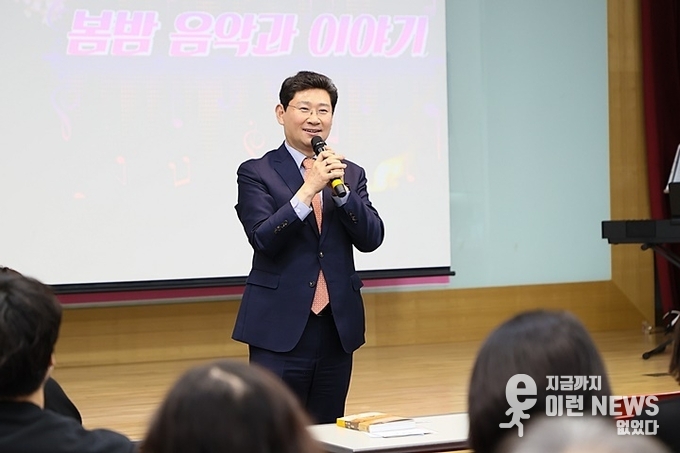 '봄밤 음악과 이야기' 북콘서트에서 이상일 용인시장이 인사말을 전하고 있다.