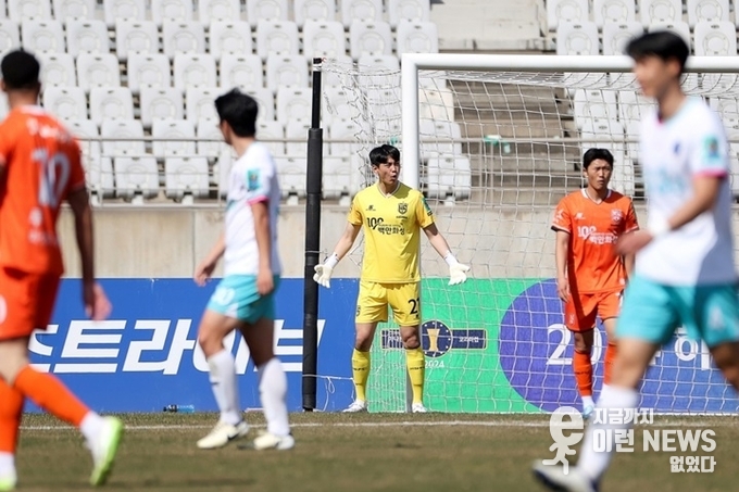 화성FC 김진영 골키퍼가 동료선수들에게 힘을 불어넣고 있다