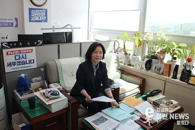 오산시의회 송진영 의원 사무실에서 인터뷰 전 (사진=이런뉴스)