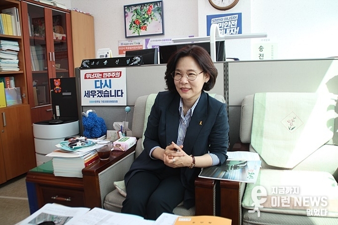 인터뷰 진행중인 오산시의회 송진영 의원 (사진=이런뉴스)