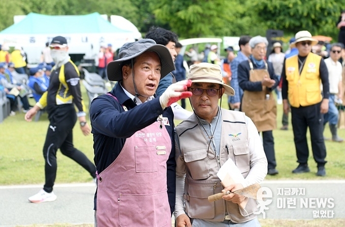 (왼쪽)이권재 오산시장이 행사 담당자와 이야기를 나누고 있다.
