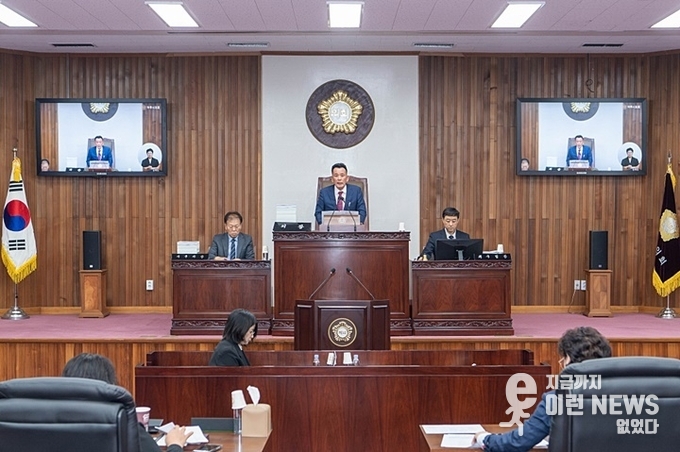 여주시의회 정병관 의장이 제70회 여주시의회 제1차 정례회를 진행하고 있다.