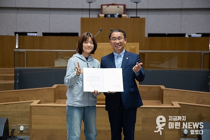 김선영 도의원 ‘24년 제11회 청소년의회교실’에 참석해 학생들을 격려하며 한 컷