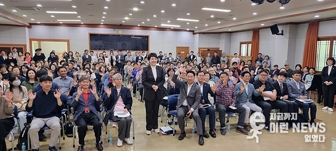 김은혜 분당을 국회의원 당선인이 분당구청 대회의실 분당 재건축 토론회에서 참석자들과 함께 기념사진을 (사진=이런뉴스)