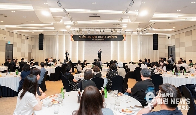 무대로 올라와 감사를 전하고 있는 김동현 대표 (제공=종합미디어인터넷방송)