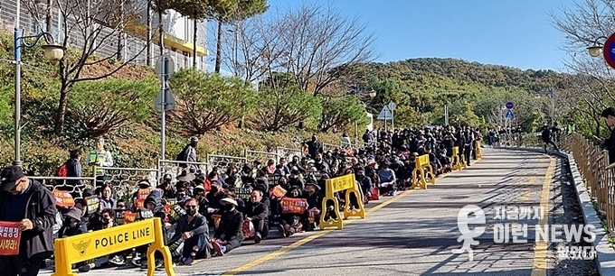 수백 명의 화성남양지역주택조합 조합원들 화성서부경찰서 앞에서(사진=이런뉴스)