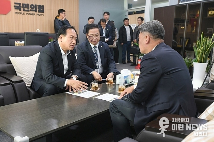 이권재 오산시장이 국민의힘 김정호 대표의원을 만나 오산시 주요현안에 대해 논의하고 있다(오산시 제공)