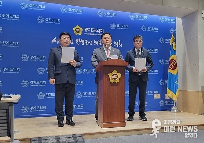 고준호 의원(가운데)이 기자회견을 열고 문제의 심각성에 대해 언급하고 있다(사진=이런뉴스)
