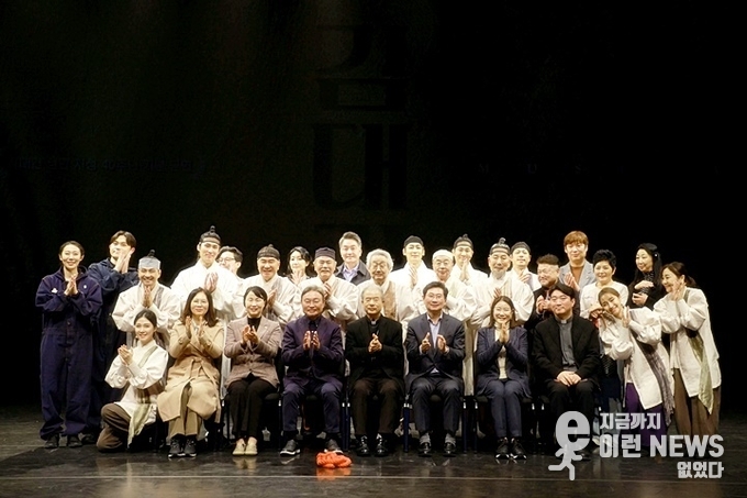 이상일 용인특례시장이 뮤지컬 김대건 출연진들과 기념촬영을 하고 있다(용인특례시 제공)