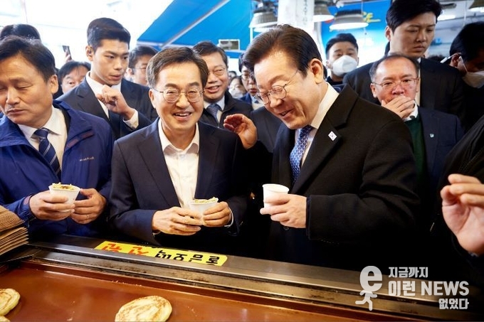 김동연 지사와 이재명 대표가 호떡집 앞에서 미소를 지어보이고 있다(경기도 제공)