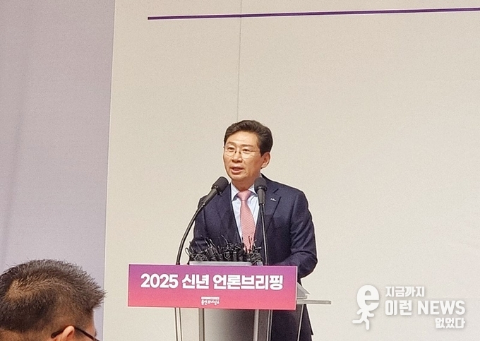 이상일 용인특례시장 신년 언론브리핑에서 자신의 의견을 밝히고 있다(사진=이런뉵스)