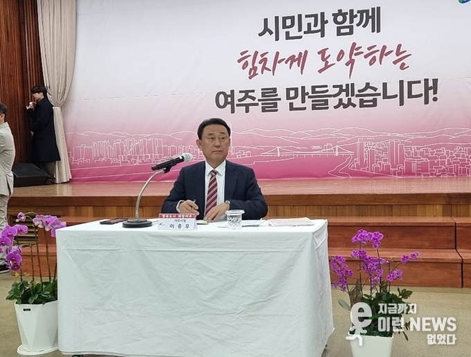 신년브리핑에서 이충우 여주시장이 기자들의 질의를 받고있다(이런뉴스)