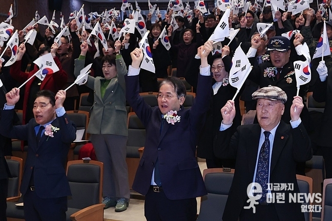 이동환(가운데) 고양특례시장이 태극기를 힘차게 흔들며 만세삼창을 실시하고 있다
