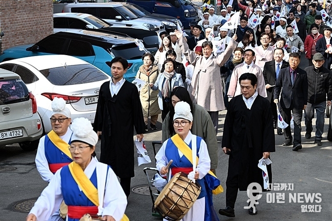 이민근 안산시장과 시민들이 제106주년 3·1절 기념행사로 만세 대행진을 재현하고 있다.