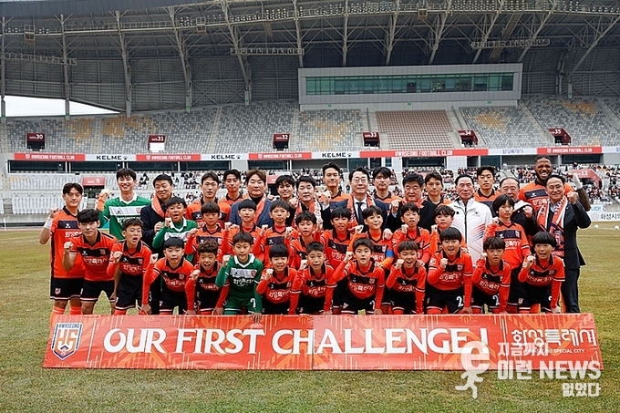 정명근 시장과 화성FC 선수, 에스코트 키즈들이 K리그2 홈경기 개막전에서 단체사진 한 컷