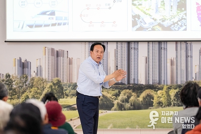 이권재 오산시장 오산시, 26만 시민과의 동행 '백년소통한마당' 에서 시민들과 직접 소통하는 모습2
