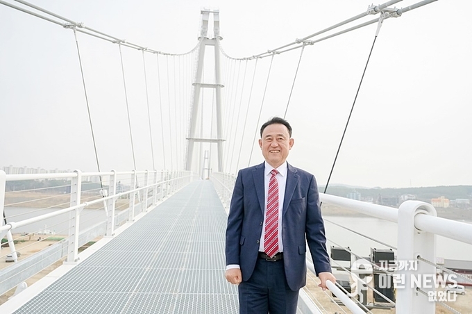 이충우 여주시장 한강 최초 출렁다리(여주 남한강 출렁다리)에서 -자료 여주시-